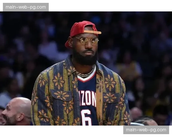 特写：41岁的勒布朗·詹姆斯在赛后独自进行冰敷恢复