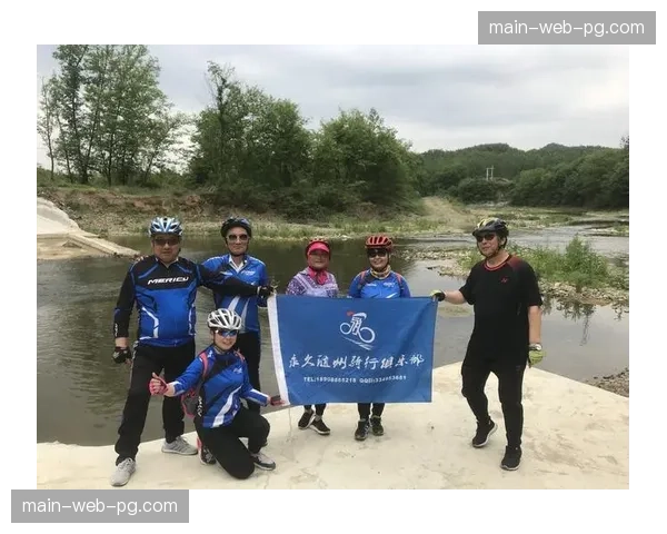 双海赛途中，主车群为纪念已故传奇车手经过其家乡时静默骑行